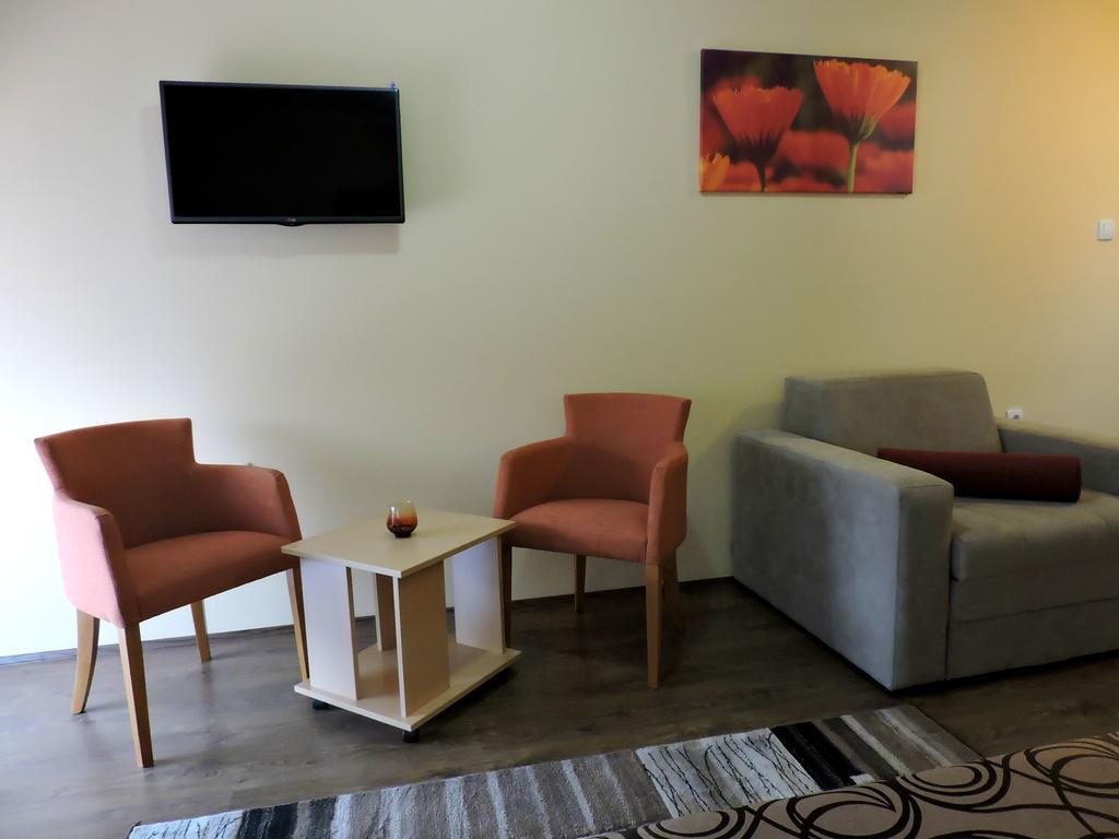 B&B Zmajevo Gnezdo 021 Sremska Kamenica Zewnętrze zdjęcie