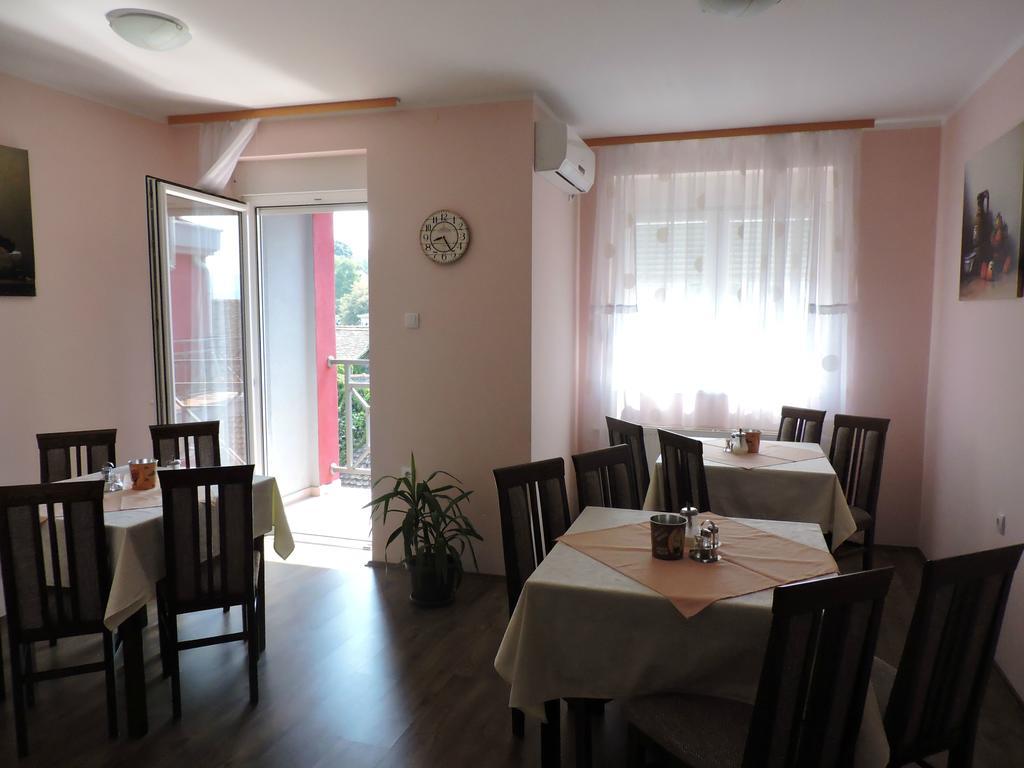 B&B Zmajevo Gnezdo 021 Sremska Kamenica Zewnętrze zdjęcie